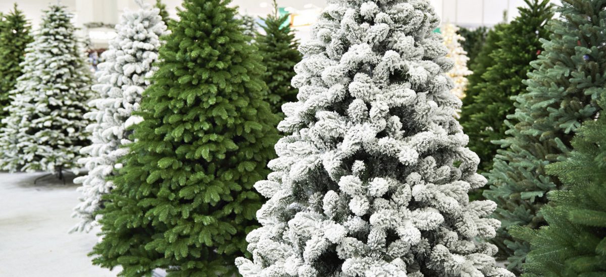 Jak dbać o sztuczną choinkę na pniu, by służyła przez lata