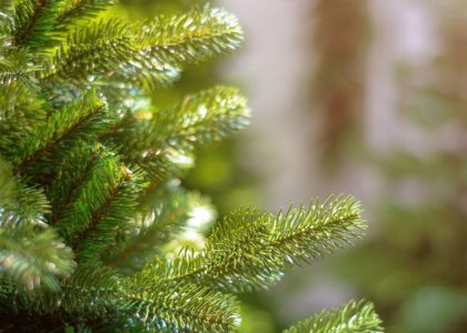 Sztuczne choinki na pniu – elegancka alternatywa dla klasycznego drzewka